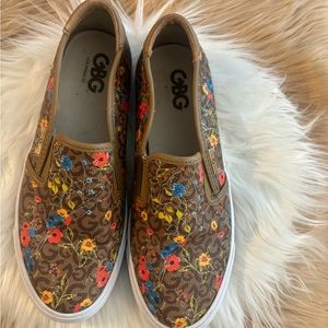 GBG LOS ANGELES  BY GUESS SLIP ONS.